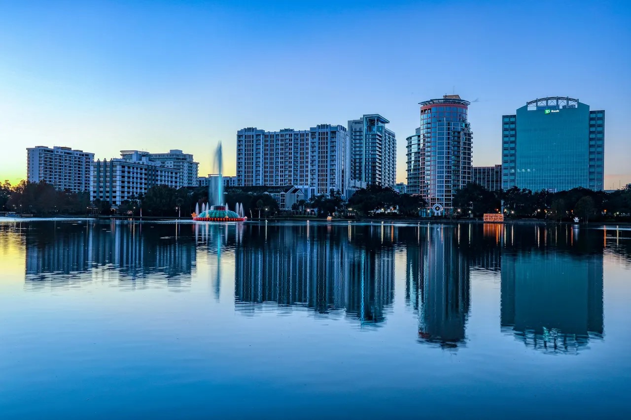 Lake Eola and the downtown Orlando skyline in daylight